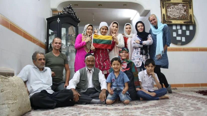 Svečiuose afganų šeimynos namuose. Tėvai į Iraną atsikraustė prieš trisdešimt metų. Čia gimė visos jų dukros.