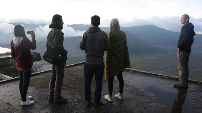 Keliautojų grupė Bromo ugnikalnio apžvalgos aikštelėje
