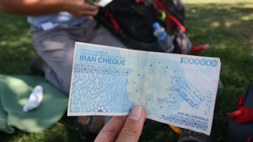 Atvykę į Iraną, už kiekvieną iškeistą eurą gavome po 35 tūkstančius Irano rialų. Po mažiau nei trijų savaičių, šis skaičius pakilo iki 40 tūkstančių už eurą
