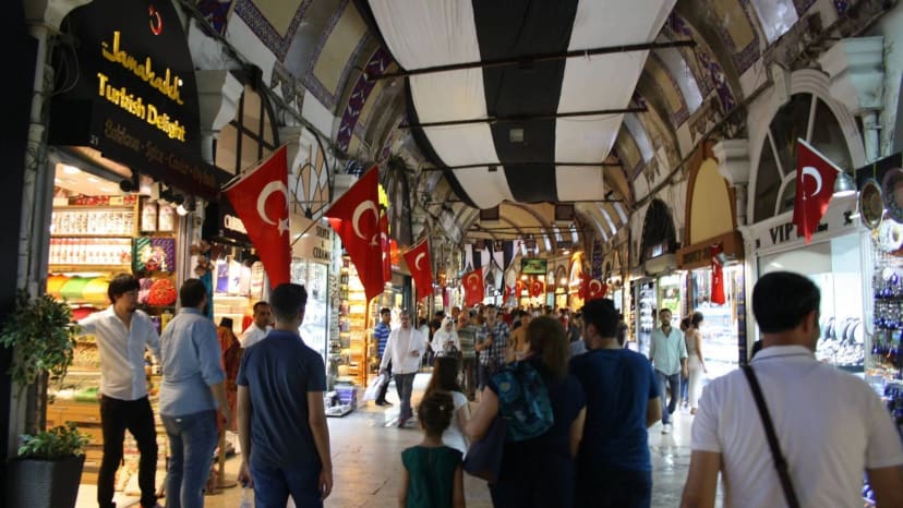 Didysis Stambulo turgus (angl. The Grand Bazaar), talpinantis 4000 prekyviečių