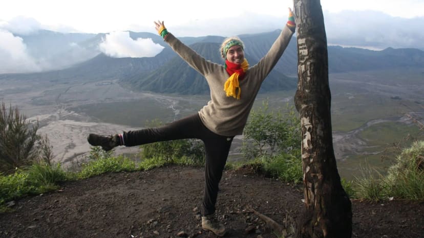 Kamilė Bromo ugnikalnio fone