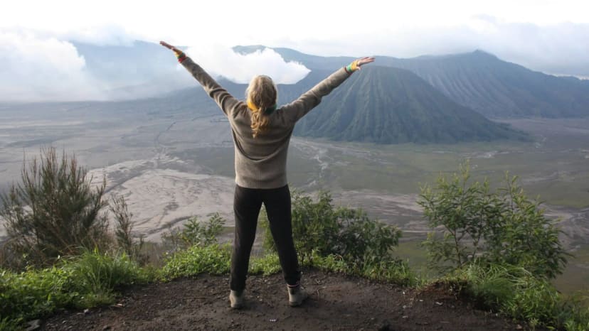 Kamilė žvelgia į Bromo ugnikalnį