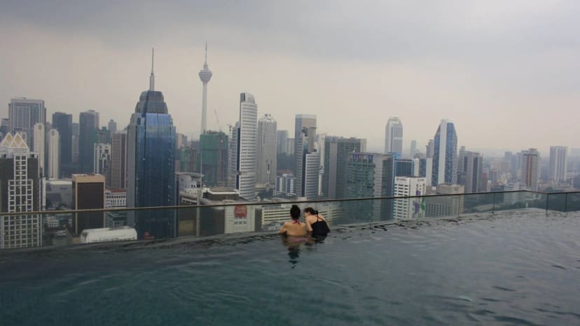 "KL Skyline Hostel" baseinas ant stogo