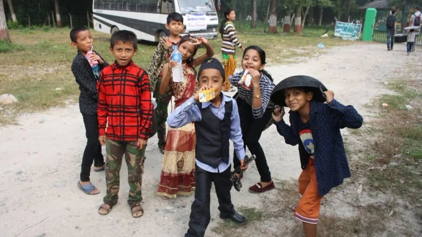 Su vaikais Nepalo kaime