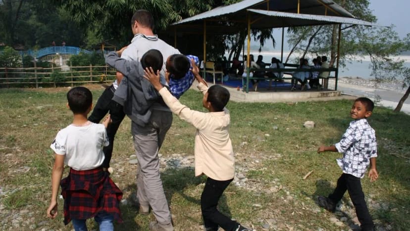 Žaidimai su Nepalo kaimo vaikais