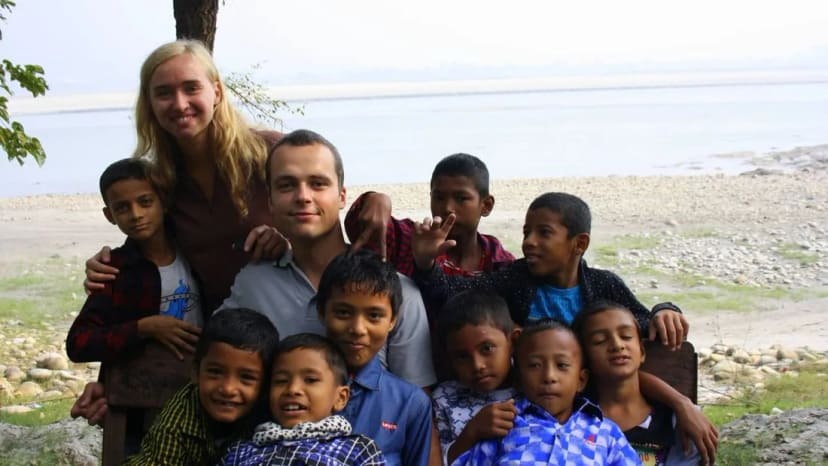 Kamilė su Nepalo kaimo vaikais